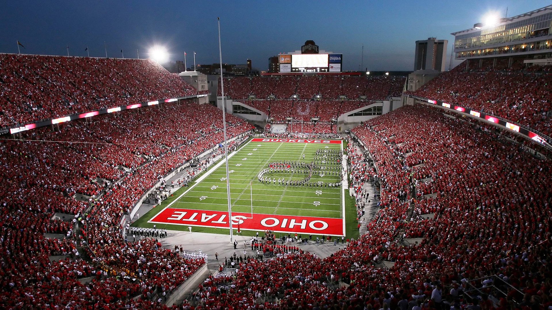 夜空灯光飞盘表演，灯火璀璨中的飞盘奇观，飞碟灯的危害